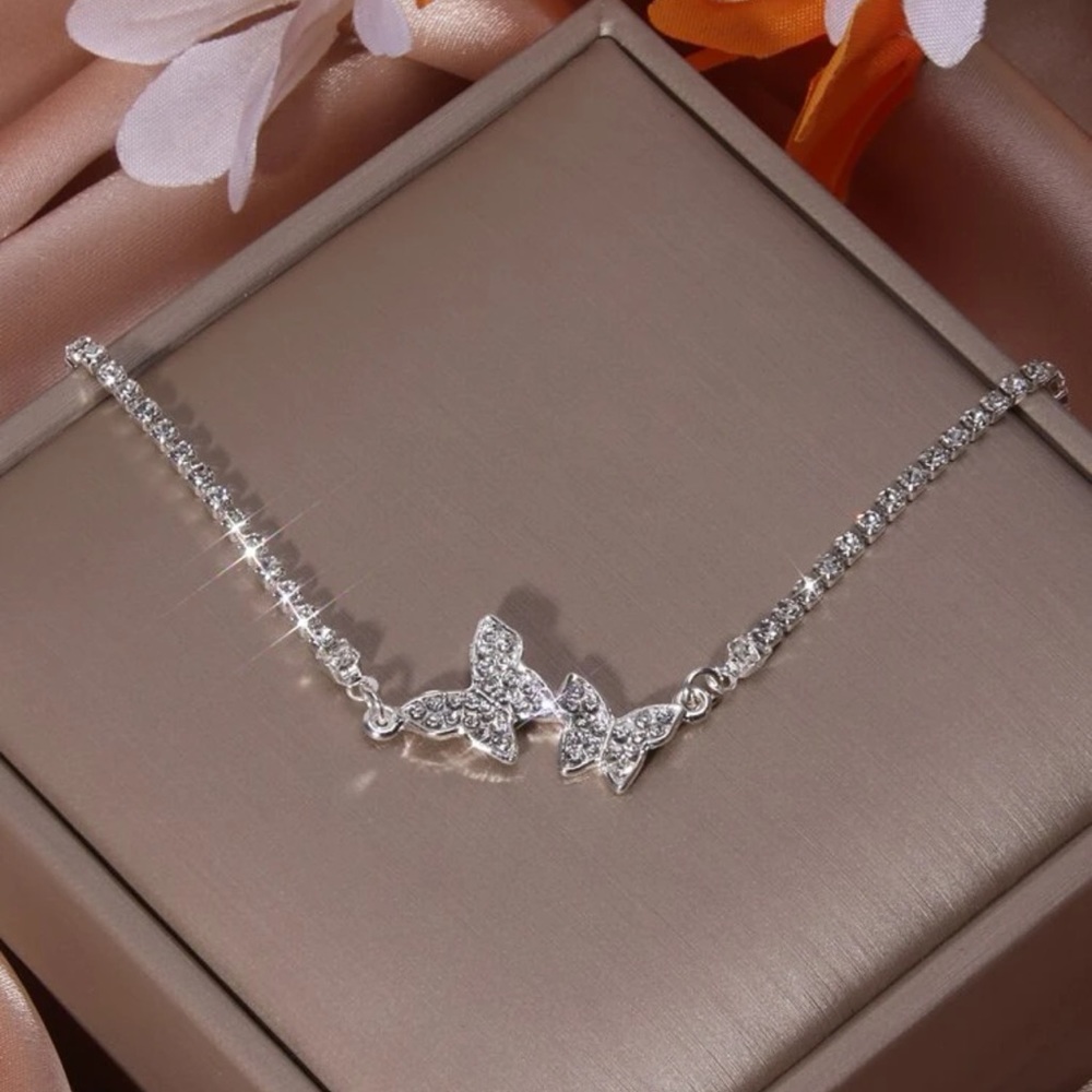 Rhinestone Butterfly Decor Silver Shiny Bracelet
For Women Wedding Jewelry - Picture 6 of 6